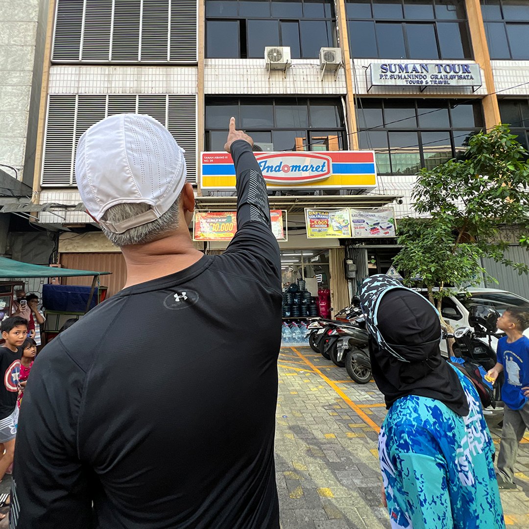 ganjarpranowo's tweet photo. Napak tilas kos di Kampung Petojo Sabangan Gambir Jakpus. Seneng sekali ketemu Bu Ros, ibu kos terbaek yang dulu suka nyuciin baju saya. Alhamdulillah beliau masih sehat seger waras. 

Mampir juga ke kantor tempat dulu saya pertama kerja selepas lulus. Meski sekarang sudah jadi minimarket, tapi dua AC di lantai 2 itu dulu yang masang saya lho