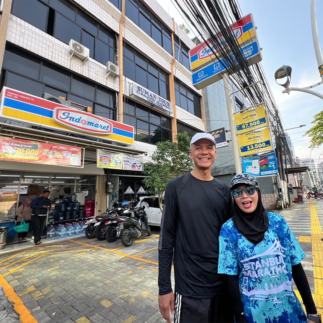 ganjarpranowo's tweet photo. Napak tilas kos di Kampung Petojo Sabangan Gambir Jakpus. Seneng sekali ketemu Bu Ros, ibu kos terbaek yang dulu suka nyuciin baju saya. Alhamdulillah beliau masih sehat seger waras. 

Mampir juga ke kantor tempat dulu saya pertama kerja selepas lulus. Meski sekarang sudah jadi minimarket, tapi dua AC di lantai 2 itu dulu yang masang saya lho