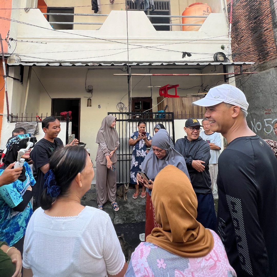 ganjarpranowo's tweet photo. Napak tilas kos di Kampung Petojo Sabangan Gambir Jakpus. Seneng sekali ketemu Bu Ros, ibu kos terbaek yang dulu suka nyuciin baju saya. Alhamdulillah beliau masih sehat seger waras. 

Mampir juga ke kantor tempat dulu saya pertama kerja selepas lulus. Meski sekarang sudah jadi minimarket, tapi dua AC di lantai 2 itu dulu yang masang saya lho