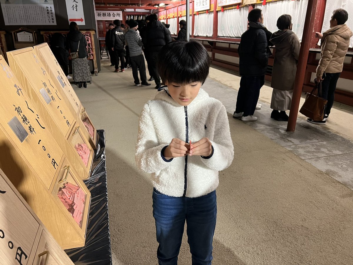 HALTO13906322's tweet photo. 2日に  #大宰府天満宮 行ってきたよ
夜だったので人は少なかったです
お勉強、習い事など沢山できるように
お参りしてきました

そして、  #おみくじ は

 #大吉 ‼️

今年もいい年になりそうです‼️

 #くすはると  #HALTO   #パニパニ応援団 
 #テアトルアカデミー https://t.co/jbLZc5qwGj