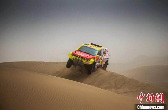 Echinanews's tweet photo. China's 20 y/o #Taklimakan Rally will be included in the #FIA 2024 sporting calendar, making it the only int'l automobile and motorcycle rally in China. This year's rally will run from May 20 to June 1 in NW China's Xinjiang Uygur Autonomous Region, featuring three categories of vehicles -- automobiles, motorcycles and trucks, covering a total distance of 4,600 kms.