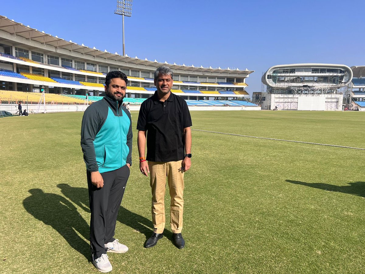 Shapathgshah1's tweet photo. When football ⚽️ meets cricket 🏏
The AIFF President @kalyanchaubey ji at the @saucricket stadium, met the President #jaydevshah & Secretary #himanshushah . He was accompanied by the @GujaratFootball Secretary @mulrajsinh ji
Sports has the greatest outreach and is an emotion. https://t.co/sXUXwefbGc