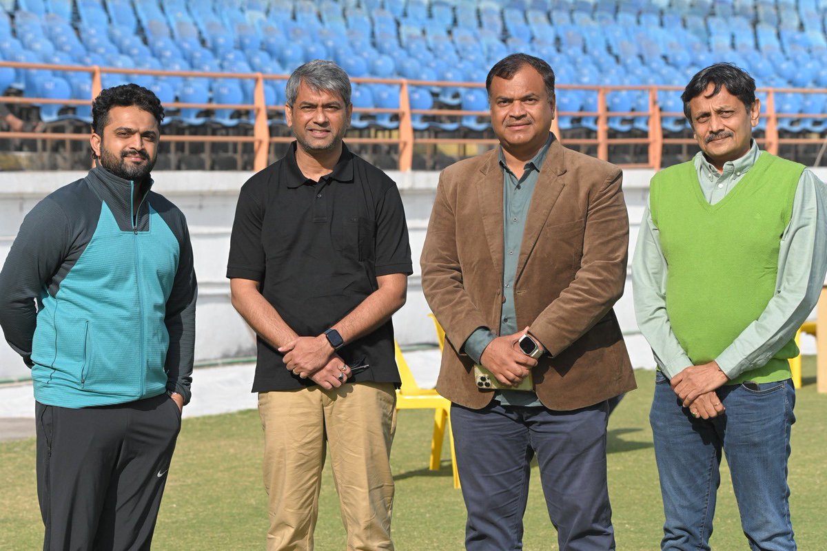 Shapathgshah1's tweet photo. When football ⚽️ meets cricket 🏏
The AIFF President @kalyanchaubey ji at the @saucricket stadium, met the President #jaydevshah & Secretary #himanshushah . He was accompanied by the @GujaratFootball Secretary @mulrajsinh ji
Sports has the greatest outreach and is an emotion. https://t.co/sXUXwefbGc