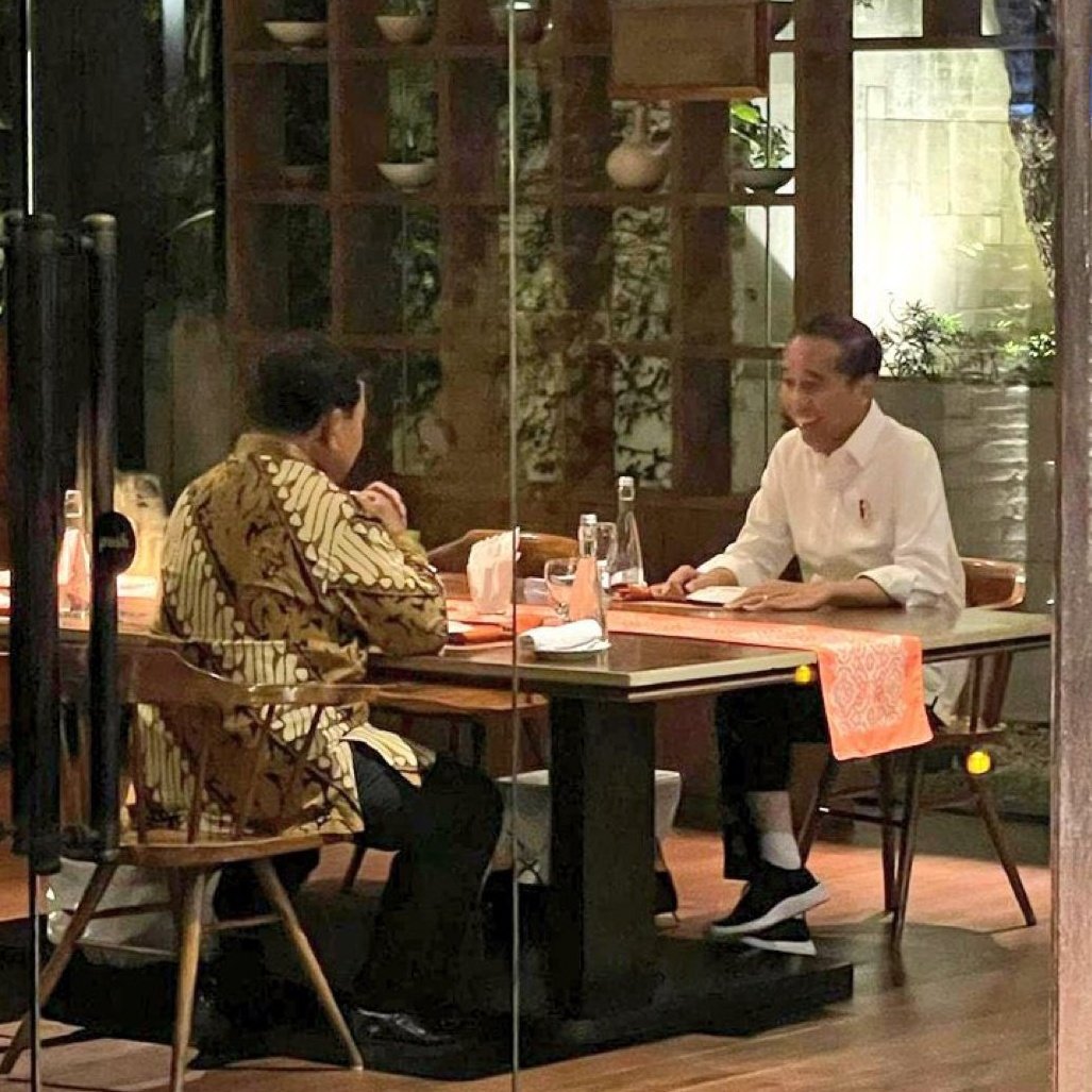 .
.
Bener-bener terjun bebas nih Elektabilitas ..
Prabowo sampe perlu di endorse terang-terangan begini sama Jokowi

Masalahnya ..
Justru Publik itu udah MUAK sama Jokowi dan Politik Dinastinya

Ini sengaja nunjukkin di Endorse Jokowi
ya sama aja GOL Bunuh D1r1 buat Prabowo
.
.