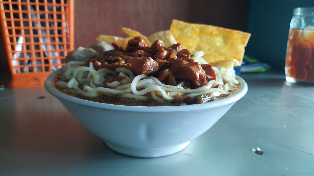 marai_wareg's tweet photo. Tumpeh-tumpeh gini ada baksonya cuma 10 ribu coba! 

(Ekstra pangsit sebungkus nambah 2rb tapi ya!)

Asli mie 2 porsi dijadiin satu mangkok! Tipikal mie ayam lawasan, manis kecap plus gurih. Literally #marai_wareg

📍Mie Ayam Cita Rasa Pak Pateh
Jl. Kasongan

@InfoMieAyamYK https://t.co/AKSleorfvF