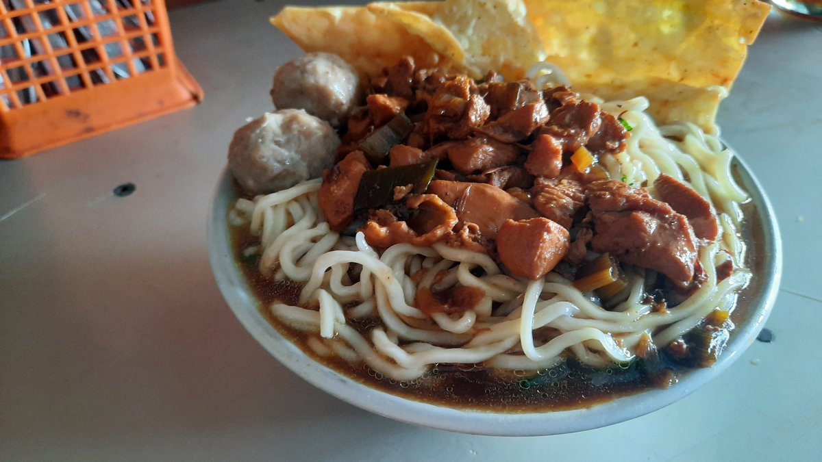 marai_wareg's tweet photo. Tumpeh-tumpeh gini ada baksonya cuma 10 ribu coba! 

(Ekstra pangsit sebungkus nambah 2rb tapi ya!)

Asli mie 2 porsi dijadiin satu mangkok! Tipikal mie ayam lawasan, manis kecap plus gurih. Literally #marai_wareg

📍Mie Ayam Cita Rasa Pak Pateh
Jl. Kasongan

@InfoMieAyamYK https://t.co/AKSleorfvF