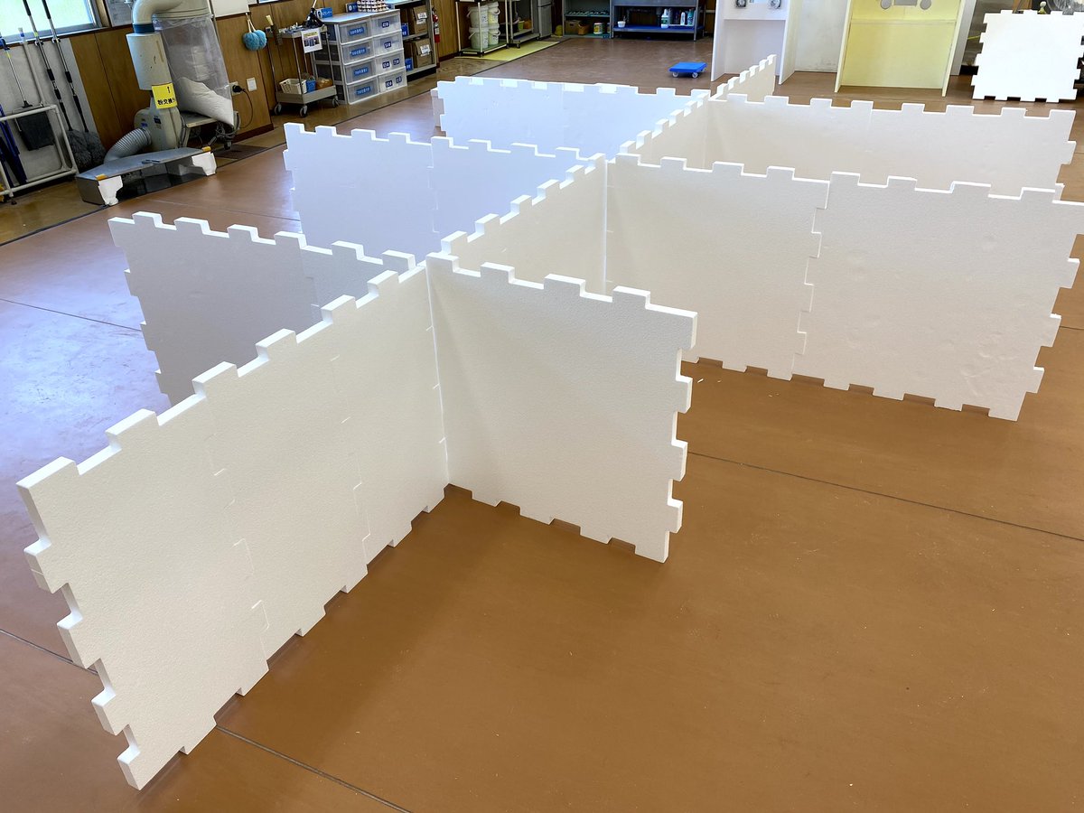 KimuraFoundry's tweet photo. 会社から被災地の自治体にも連絡済みですが、避難所に発泡スチロールパーテーション使って頂けませんか？
ただ、本当に嵩張るので受け入れ態勢が整わないと邪魔になってしまいます。弊社はいつでも発送可能ですので、準備が整ったらご連絡頂ければ幸いです。
10mm以上の厚みがあるのでクッション性があり、冷気を遮るような使い方の出来ると思います。