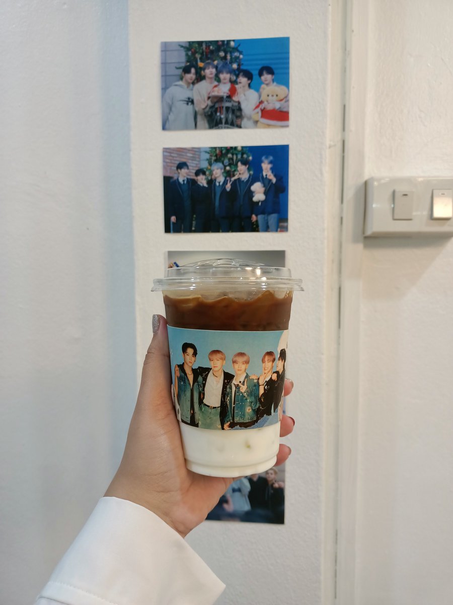 AmmieTwoPeeMz's tweet photo. คาเฟ่เปิดให้บริการแล้วนะคะ เพื่อน ๆ ทูมูนที่มาร่วมงาน สามารถเก็บภาพบรรยากาศมาอวดกันในแท็ก #5yearsorbitingUS ได้เลยนะคะ 💖💖💖 https://t.co/thOc1e59UF