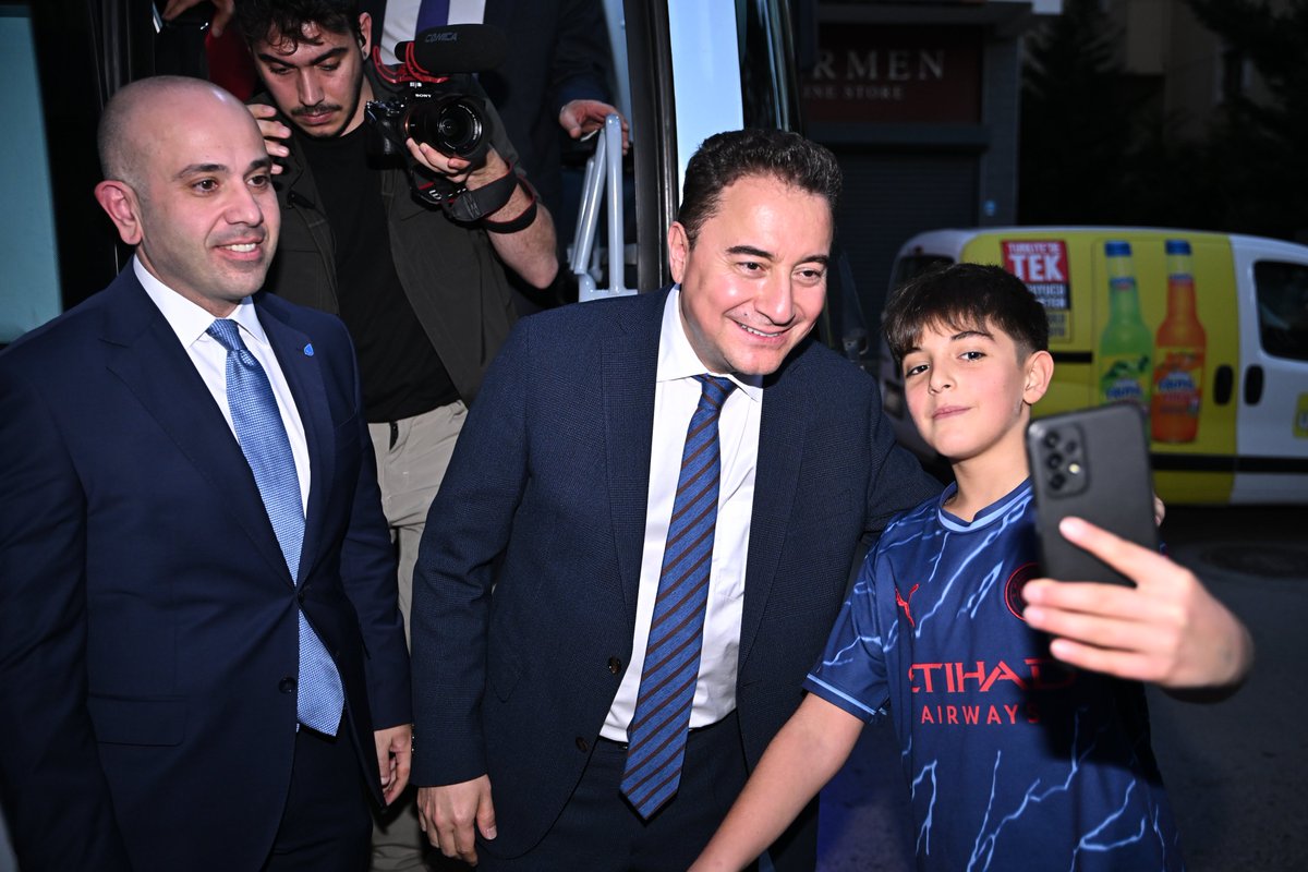 alibabacan's tweet photo. Kartal'da Belediye Başkan Adayımız İltan Ekmekçioğlu ile vatandaşlarımızla buluştuk.

Kartal'a DEVA olacak DEVA Belediyeciliğini anlattık.

Günün sonunda ilçe başkanlığında teşkilatımızla bir araya geldik.

Bizlere eşlik eden herkese teşekkür ediyorum. https://t.co/gsWzwgX2Up