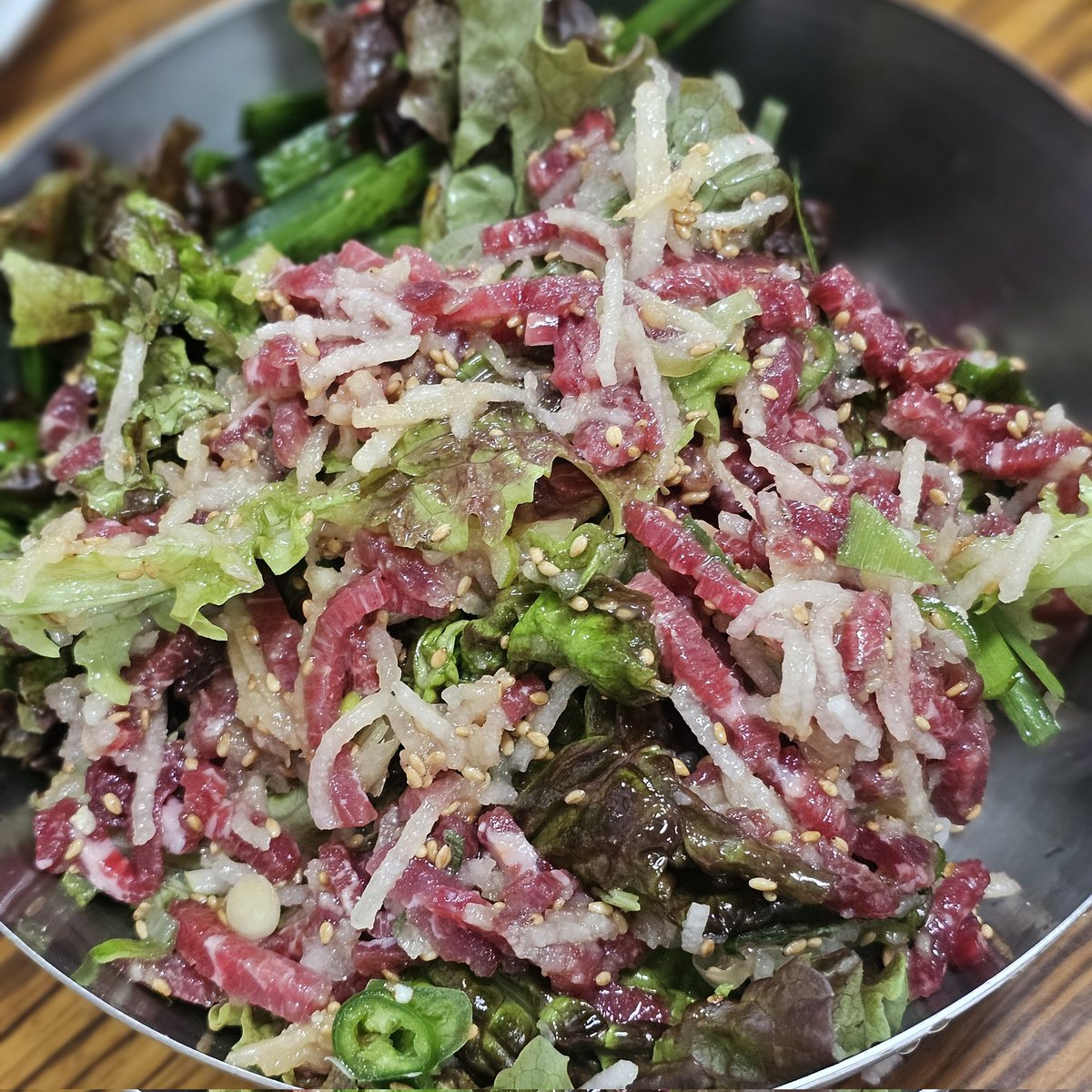 종로 백제정육점
육회+차돌박이+양념밥

개맛있음
차돌박이랑 육회 먹으니까 단짠 조합 👍🏼👍🏼
3명이서 차돌1 육회반 양념밥 시켰는데 배부르게 잘 먹고 나옴!
육회시키면 양념밥 꼭 같이 시켜서 비빔밥 해드시고 고기 구워서 육회랑 같이 먹어보기 꼭🥺
디저트 비빔밥까지 완벽한 코스였음👊🏼