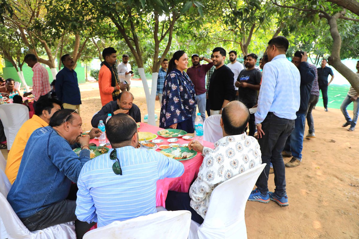 bishaldasjsg's tweet photo. ଝାରସୁଗୁଡ଼ା କୋଲାବିରା ବ୍ଲକ, ସମାସିଂହା ଗାଁର୍ ଭାଇମାନଙ୍କର୍ ଦ୍ଵାରା ଆୟୋଜିତ ବଣଭୋଜିଥିଁ ଯୋଗଦେଲିଁ । ଭାଇମାନଙ୍କର୍ ସାଙ୍ଗେ ମିଳିମିଶି କରି ଖାଏବାର୍ ମଜାକେ କେଭେ ଭୁଲି ନାଇଁପାରେଁ।
#get_together
#jharsuguda https://t.co/7VVYI8zqJ5