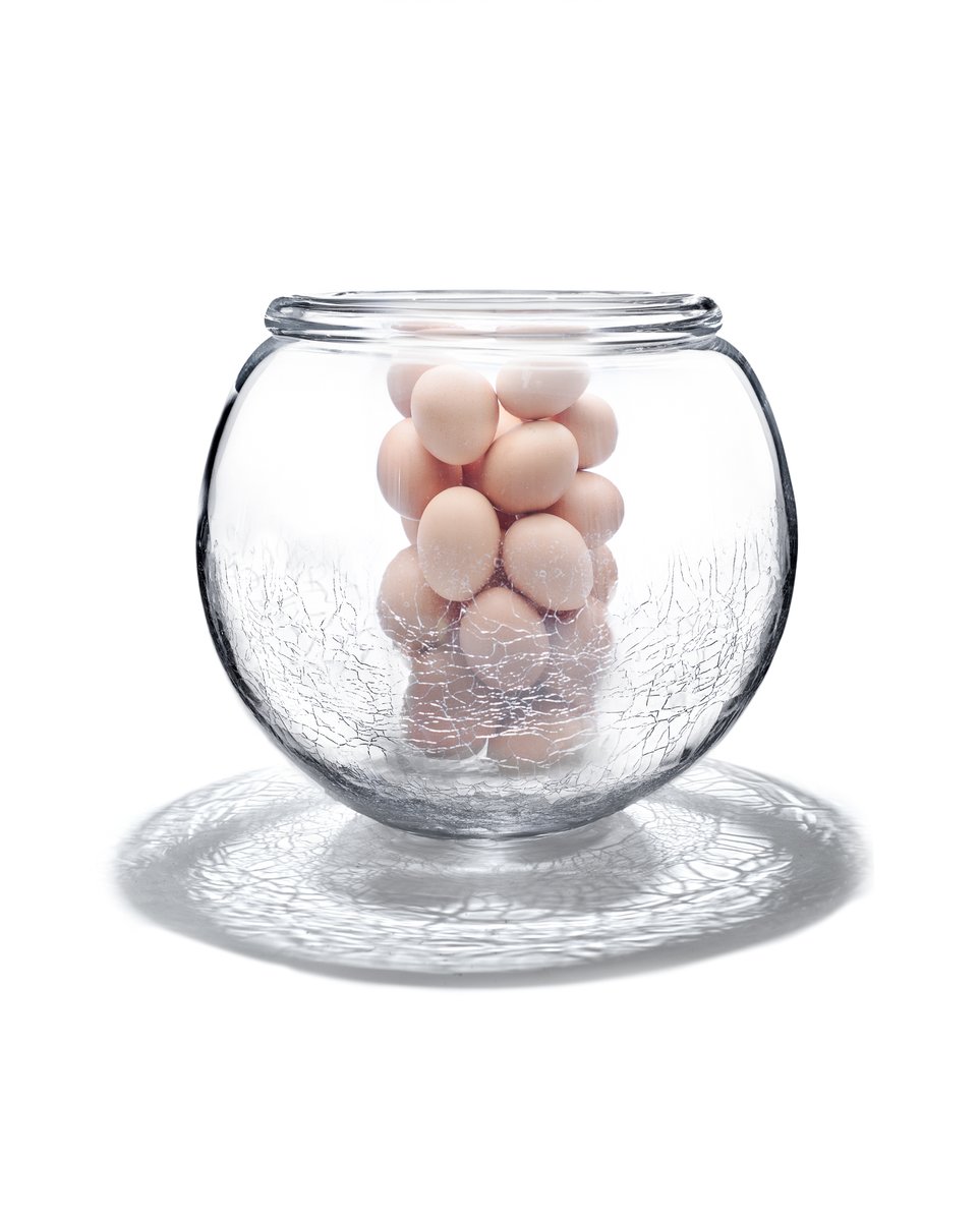 Putting all your eggs in one vase...

#vase #eggs #productphotographer #productphotography #glassware #glasswarephotography #allegssinabasket #kaheku #kahekuschöneswohnen