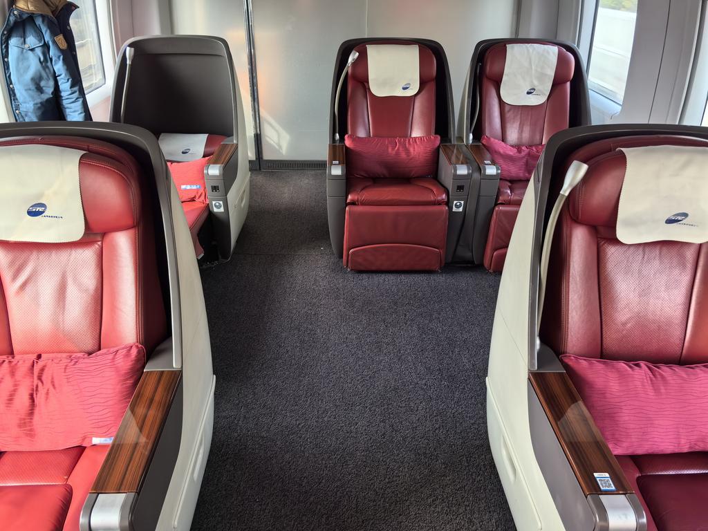 Hikari_YZ's tweet photo. I was curious about the business class of a high speed train. I don't afford it for a long trip because it costs more than 3 times of a 2nd class ticket. I bought the slowest train for the shortest part of my trip (Suzhou to Shanghai, 2 hours by metro). And here it is :). https://t.co/PoYtc6D6g4