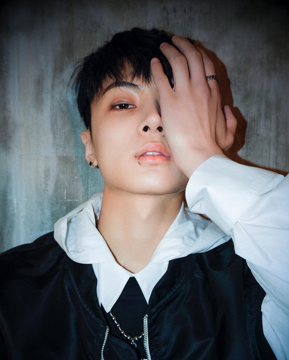 zzangbae_'s tweet photo. 떼줘, 왕거미다ㅠㅠ                     태조.왕건이다 https://t.co/5xQi2YI8b7