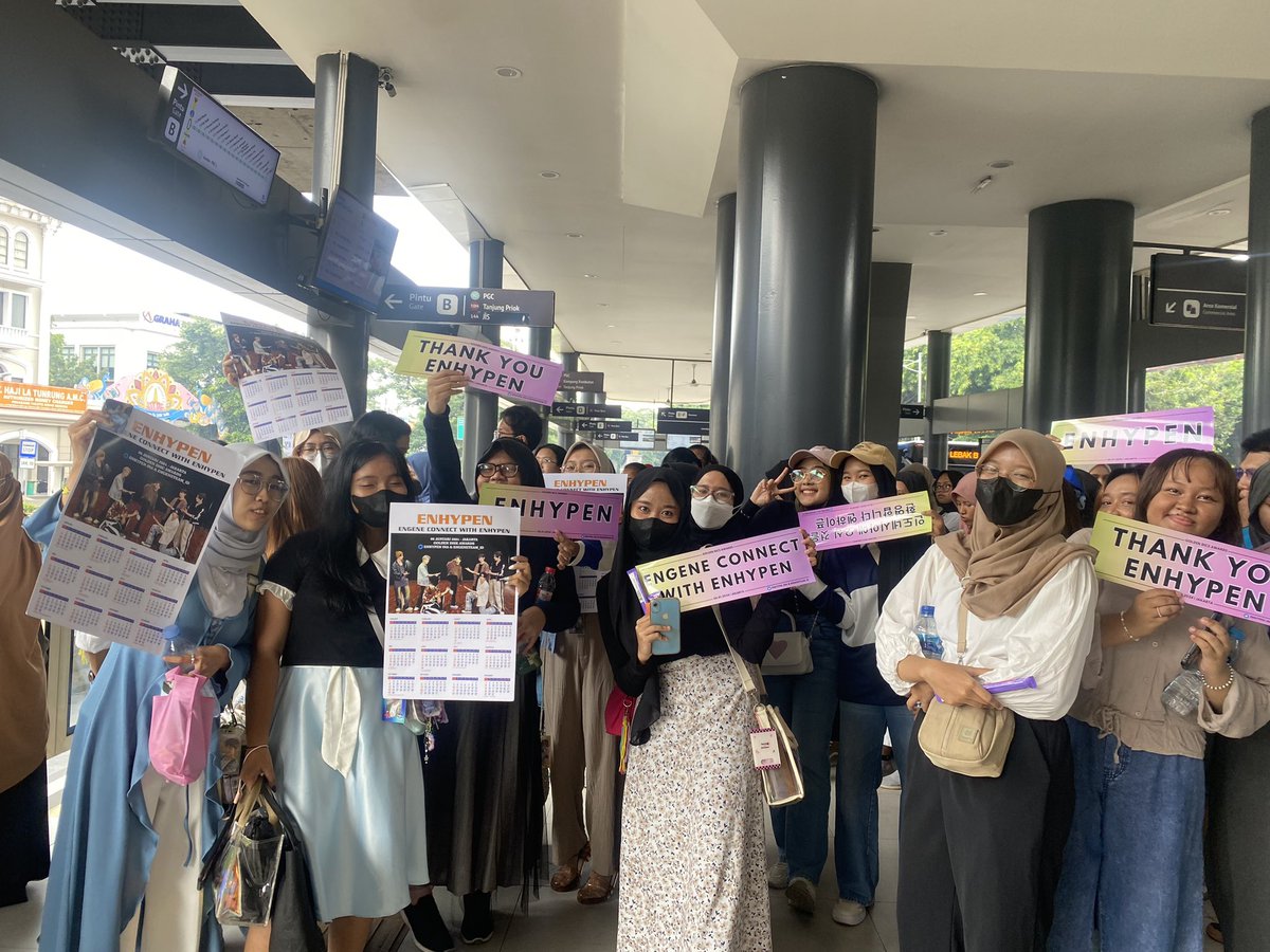 ENHYPEN_INA's tweet photo. HUAAAAA ADMIN KETEMU BANYAK ENGENE DI STASIUN DJUANDA 🧡🧡🧡🧡🧡🧡🧡

#ENHYPEN https://t.co/AdZU3I2RSF