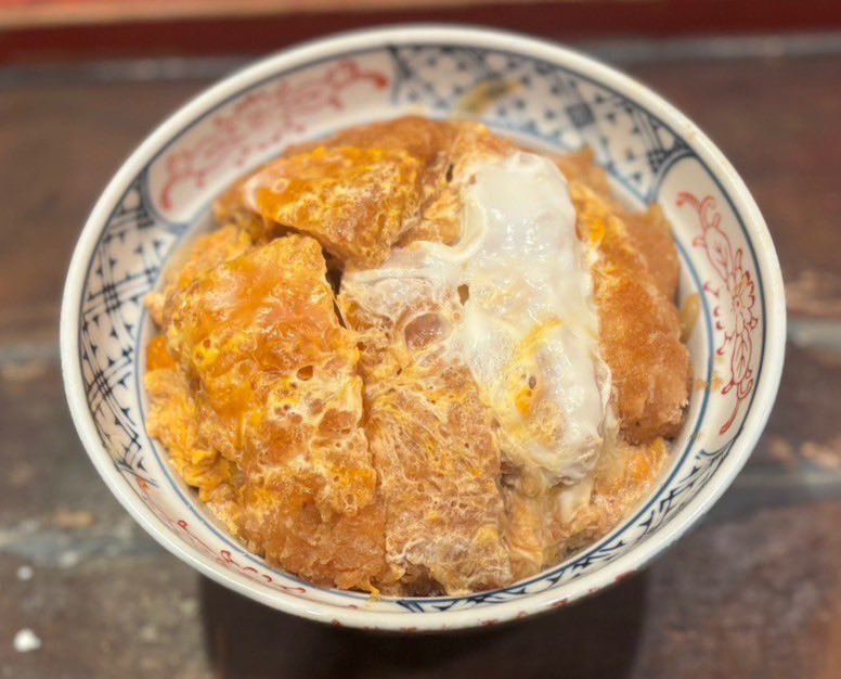 1月6日(土)
能登屋本店

かつ丼  950円

「近くにお店が在りお正月休み中のお店が多い中営業しており初めて注文させて頂きました。今年最初のカツ丼を美味しく頂きました。自分に喝を入れ油断から発生するミスを絶対に起こさないよう今年も頑張ります。」