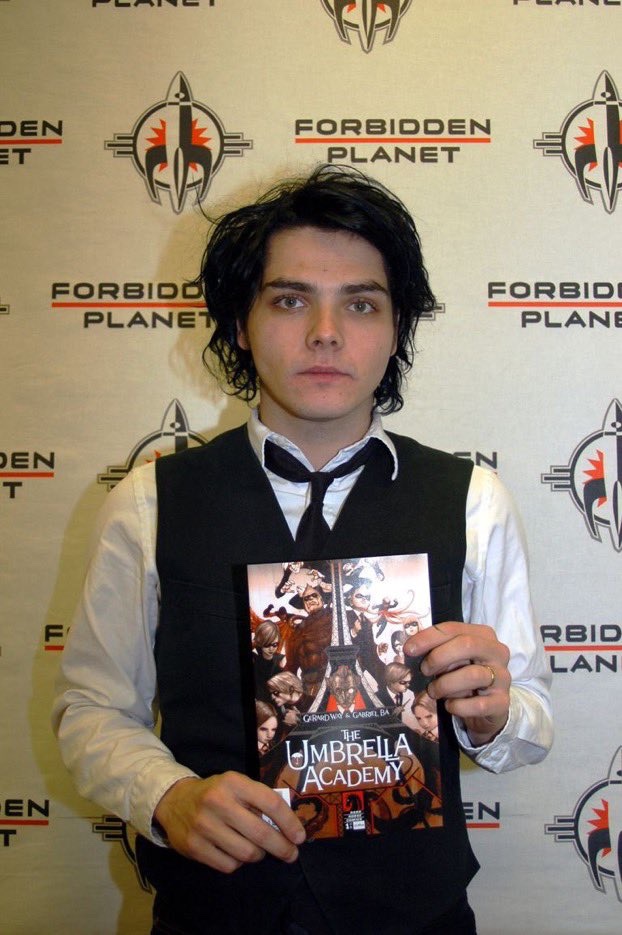 hourly gerard way (@everyhourgerard) on Twitter photo 2024-01-06 14:00:01