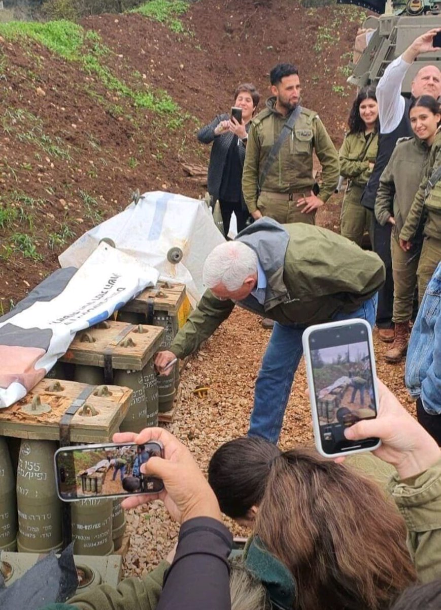 Former US Vice President @Mike_Pence writing a message on US weapons that will be dropped on civilians in #Gaza.