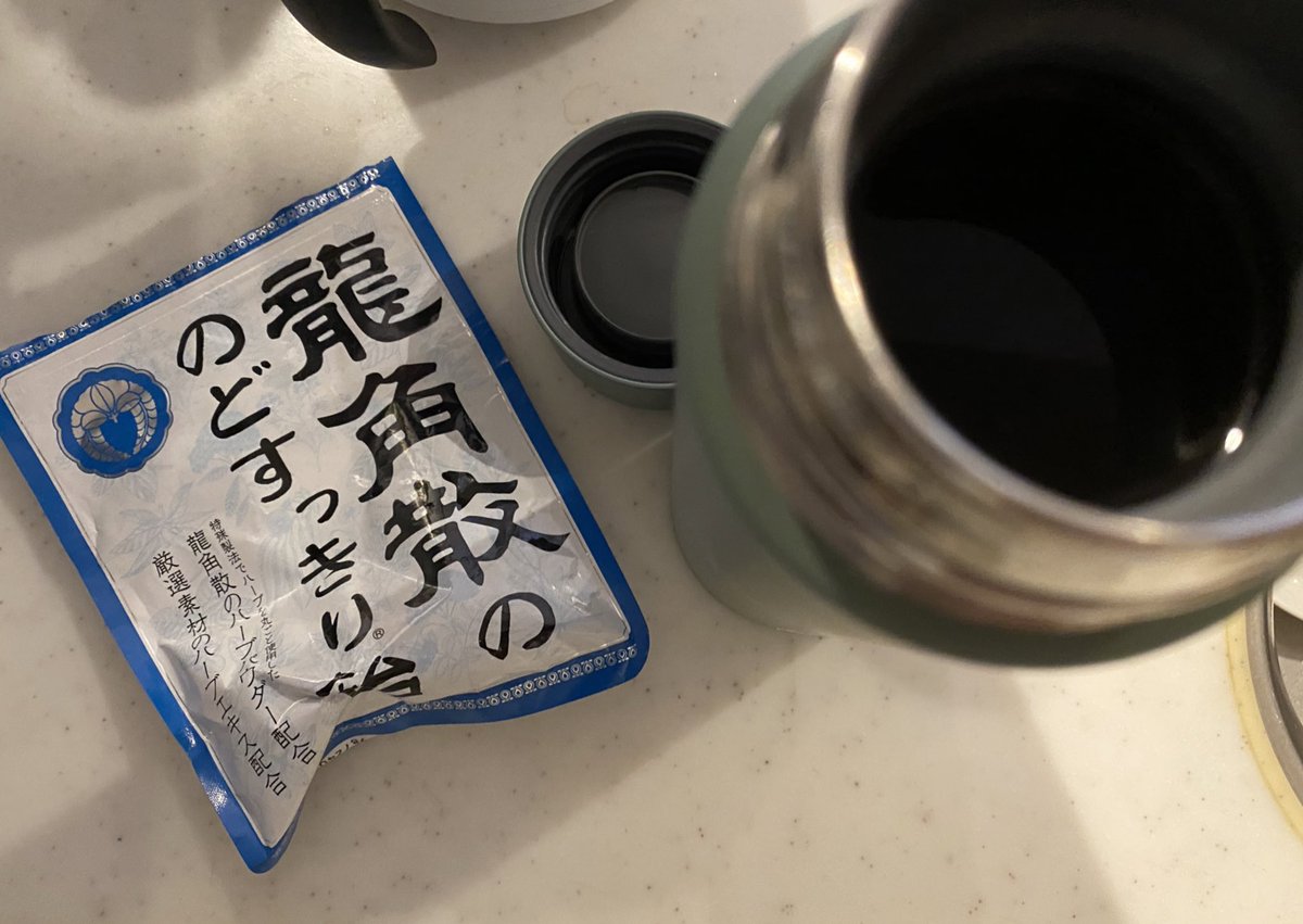 あつあつ紅茶に、龍角散のど飴をひとつ入れておくと、ハーブティーになるぞ