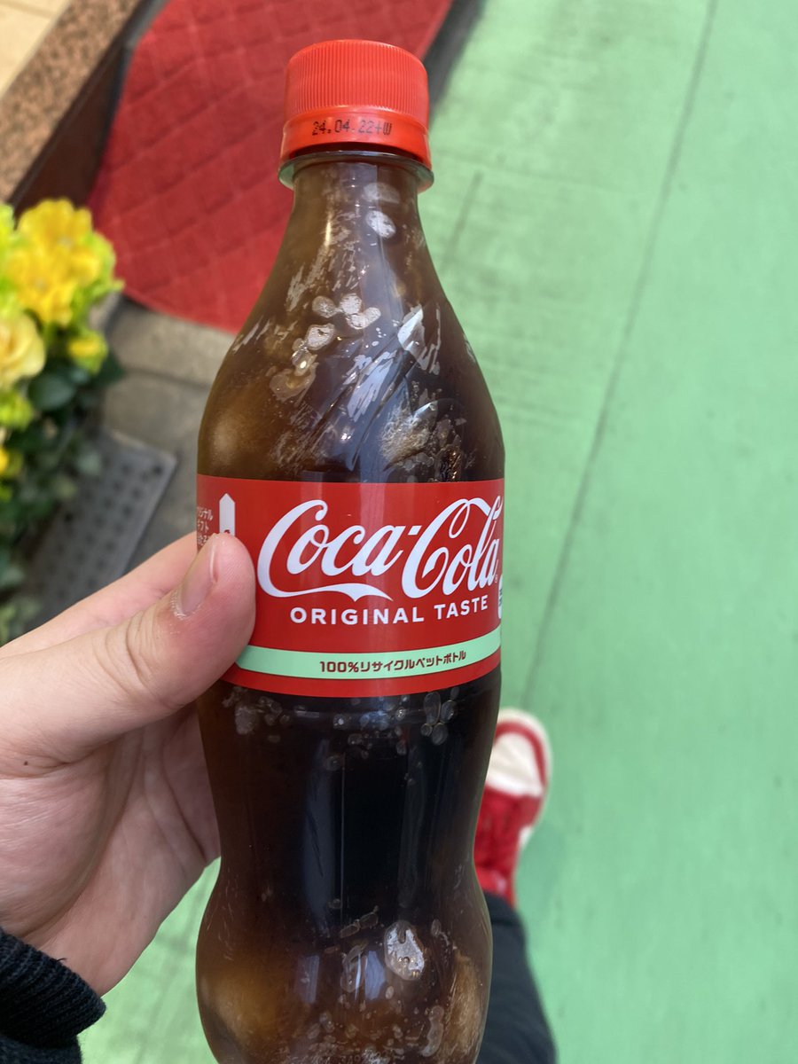 arinaochan's tweet photo. ライブ帰りにコーラ買ったら凍ってたのだが、、どういうことやねん！！ https://t.co/LBwTSmg2n4