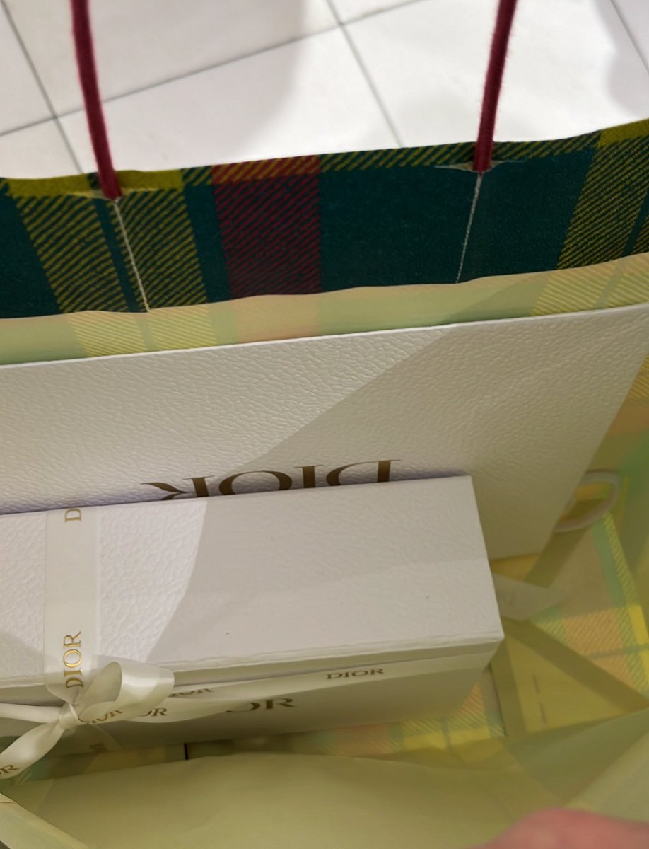 bridge_cool's tweet photo. 嫁へのプレゼント🎁
商品を決めてから購入まで約1時間💦
喜んで貰えれば何より!
と言いたいところだけど
頑張って並んだ点だけは褒めて欲しいw
#DIOR
#MINIMISS https://t.co/gQqLIbZx5W