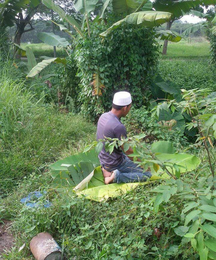 TMESS33's tweet photo. সালাত হচ্ছে কবরের আলো। কবর অন্ধকারাচ্ছন্ন, সেখানে মানুষ না সূর্য দেখতে পায় আর না চন্দ্র দেখতে পায়।
তবে যদি মানুষ সালাত আদায়কারী হয়ে তাহলে তার কবর হবে আলোকিত।

- শাইখ মুহাম্মাদ বিন সালিহ আল উসাইমিন [রাহ.]
[ মাজমুউ ফাতাওয়া ওয়া রাসাইল: ১২/৪৭৯, দারুল ওয়াতন, ১৪১৩ হি.] https://t.co/c5fep0Bo0Y