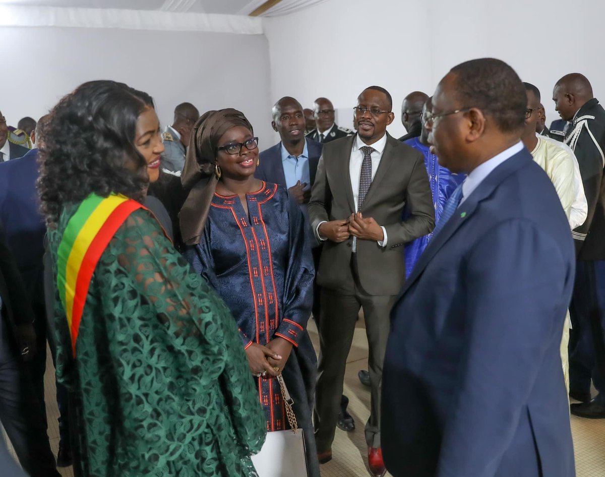 thrsfaye's tweet photo. Présentation de vœux à Son Excellence le Président de la République Macky SALL.
#mdcsnest #Therese #MackySall https://t.co/ozyTFn04JQ