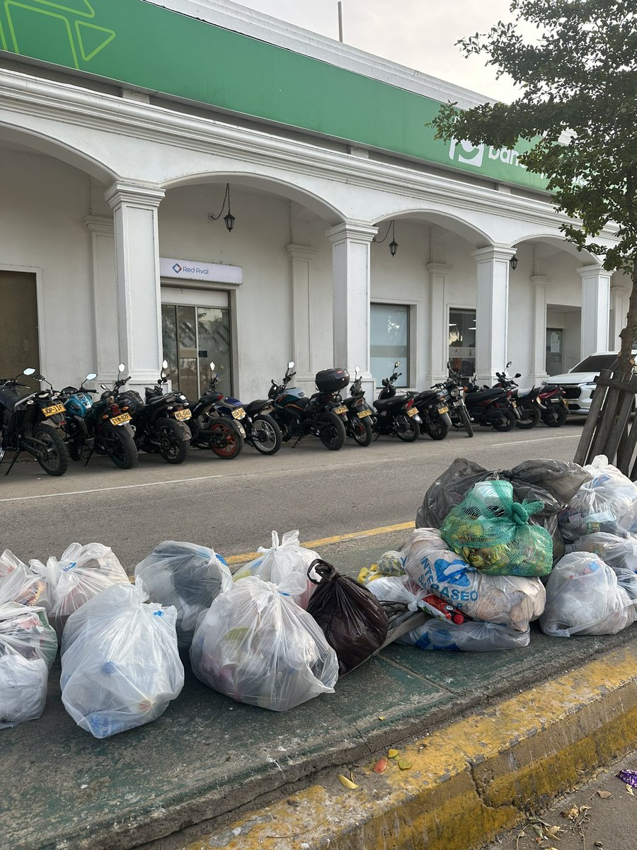 HennyMarquez's tweet photo. #SOSRIOHACHA #riohacha #LaGuajira QUE ALGUIEN SE COMPADEZCA DE NUESTRA TIERRA, DONDE ESTÁN LOS ORGANISMOS DE CONTROL? QUE ESTÁ PASANDO ? @petrogustavo @PGN_COL @AlcaldiaRcha @DiarioDelNorte @RevistaSemana @elheraldoco . Turistas y propios estamos nadando en basura https://t.co/wkutb2eDmF
