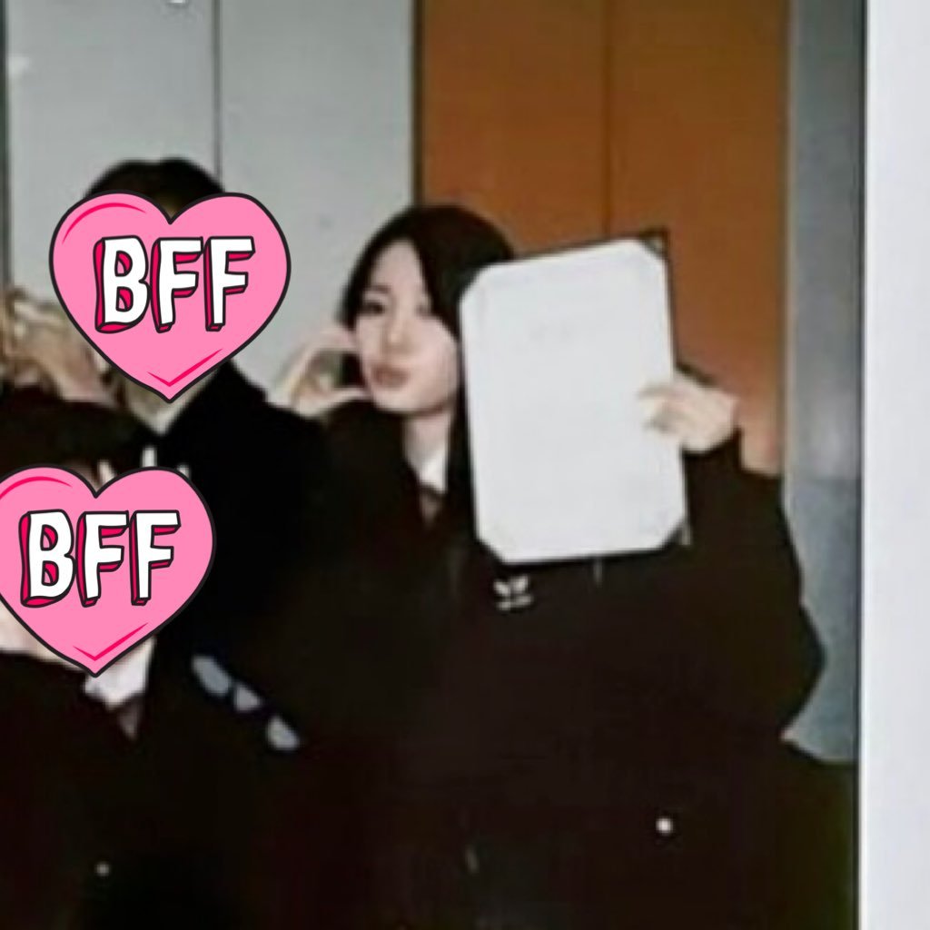 BABYMONGLOBAL's tweet photo. [📸]

#RORA during graduation by her schoolmates 

HAPPY GRADUATION DAY RORA
#RoraGraduationDay 
#빛나는_미래_이다인 
#BABYMONSTER
@YGBABYMONSTER_ https://t.co/h4bAryYh1V