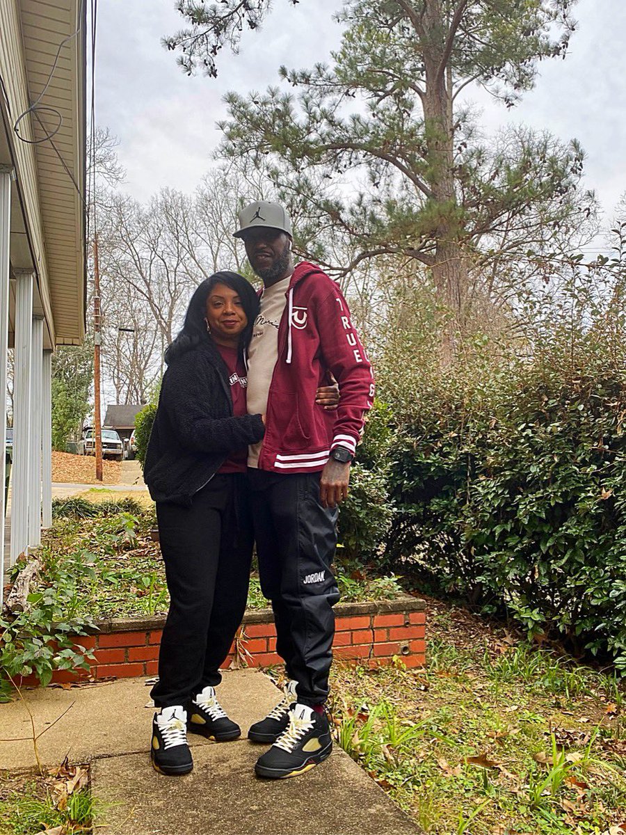 alabamatattoo27's tweet photo. HAPPY BIRTHDAY 🎉🎊🎂🎈 to my baby, my suga pie honey bunch @AlidaAlana  ‼️ Slidin’ into 42 like she Jackie Robinson playin in a league of her own‼️Love you baby. No dawns today, she wanted dusk so dusk it was. #Kotd #Amamaniere #jordan5 #Snkrskickcheck #snkrliveheatingup https://t.co/i4jBqH3VUN