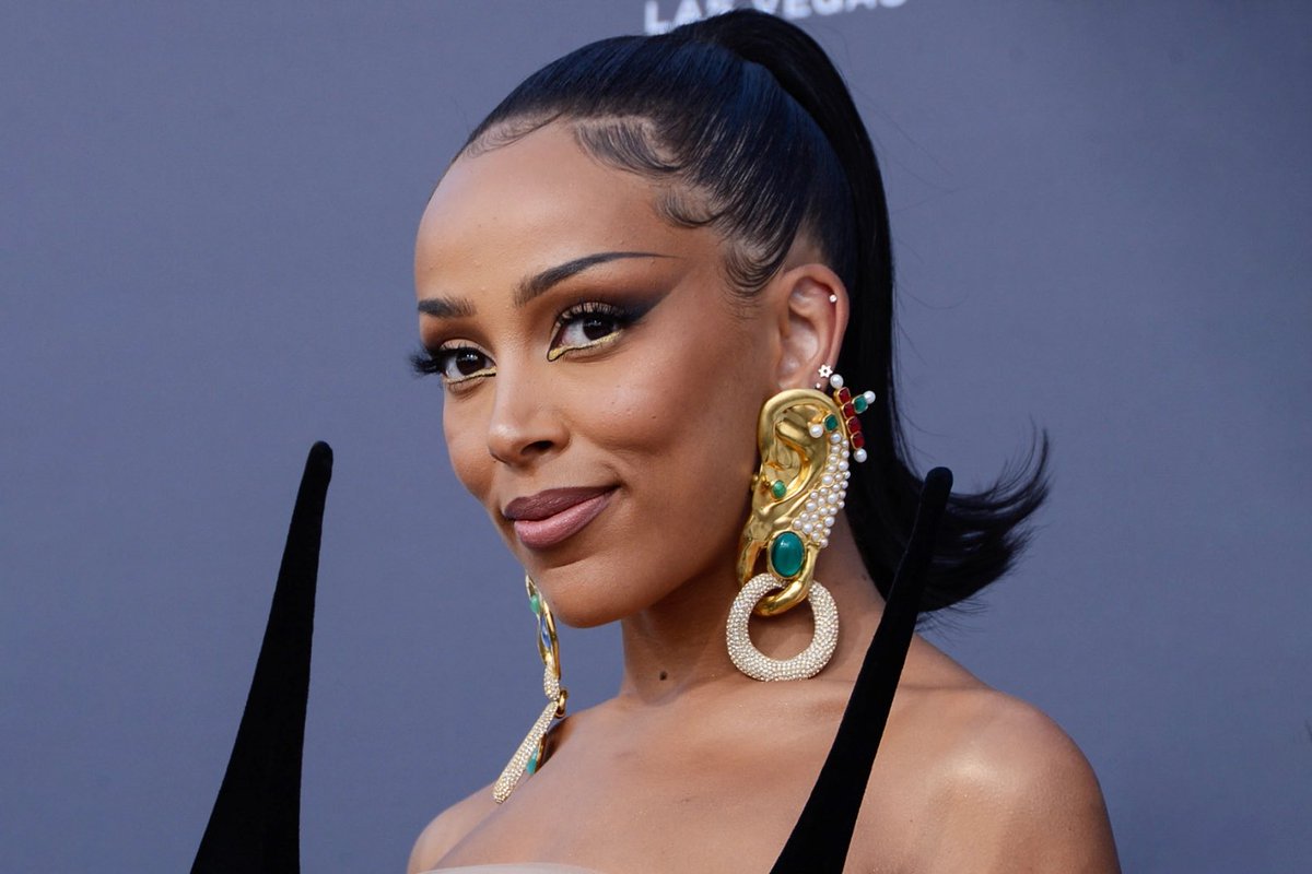 gothamhiphop's tweet photo. Doja Cat on her approach to her latest album ‘Scarlet’ :

“I made sure that I didn’t push myself too hard. I don’t need to prove myself…I don’t need to be the best rapper alive. What I’m gonna do is go in the studio and make sht that I enjoy making…Nothing is ever that serious…I have a lot of filler on this album. There was a lot of expectations but I’m happy with the album and I’m really excited for the future.”  

When I first heard this, I was taken aback that she would admit that she didn’t care about her skill being on point or some bars being filler. However, I realized that it has to do with control. Doja not falling victim to the character that other people want her to be gives her the ability to express herself freely:

“I’m not gonna make everyone happy…and I know that I’m not, and that’s freed me immensely.”

I think trying to be the artist who social media and some of her fans want her to be has been something she’s dealt with for a long time, so the darker persona is her shedding these expectations:  

“The spider [on the album cover] is supposed to represent me coming face to face with my fears and taking control of them.”

On one hand, I want her to be the best rapper she can be but on the other hand, I appreciate her honesty and don’t think creatives need to meet any sort of standard that they didn’t set for themselves.

Thoughts on Doja’s approach?