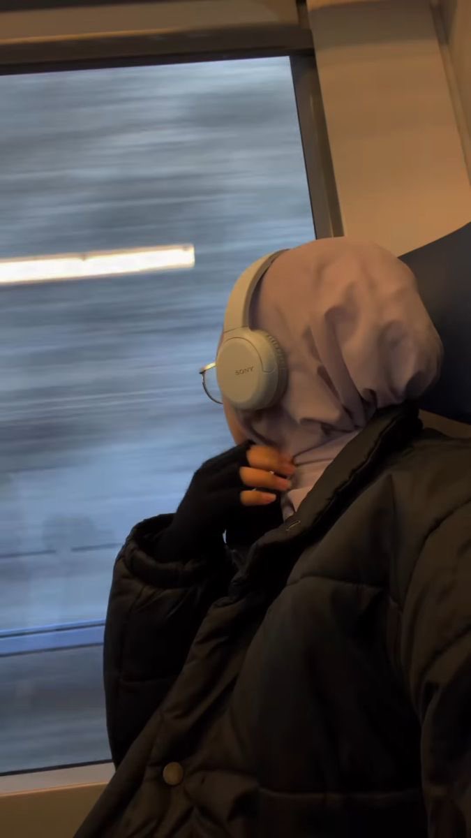 gracefolder's tweet photo. she   took   the   midnight   train   going   anywhere https://t.co/5mlrrA16Va