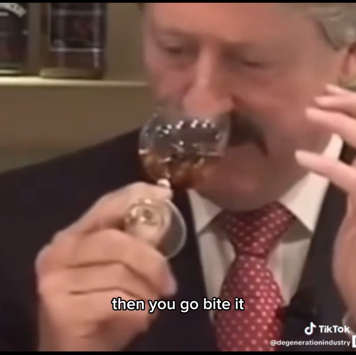 kangaroodaylife's tweet photo. 伝説のブレンダーの動画を観てウィスキーの飲み方を覚えたので今度、👩の家でやってみようと思います🙏✨

・グラスを回して縁まで浸して中身を投げ捨てる
・グラスに鼻を突っ込んで4回嗅ぐ(途中ウィスキーに対しての挨拶と元気？、ありがとうを忘れない)
・グラスを左右に揺らしてウィスキーの全てを楽しむ
・ジャグの水に指を突っ込んで持つ
※字幕付き動画は4枚目
英語がわからなくてもイケメンボイスと雰囲気で笑えます😂笑

お義父さん、お酒飲むの好きだから喜ぶだろうな😃💕