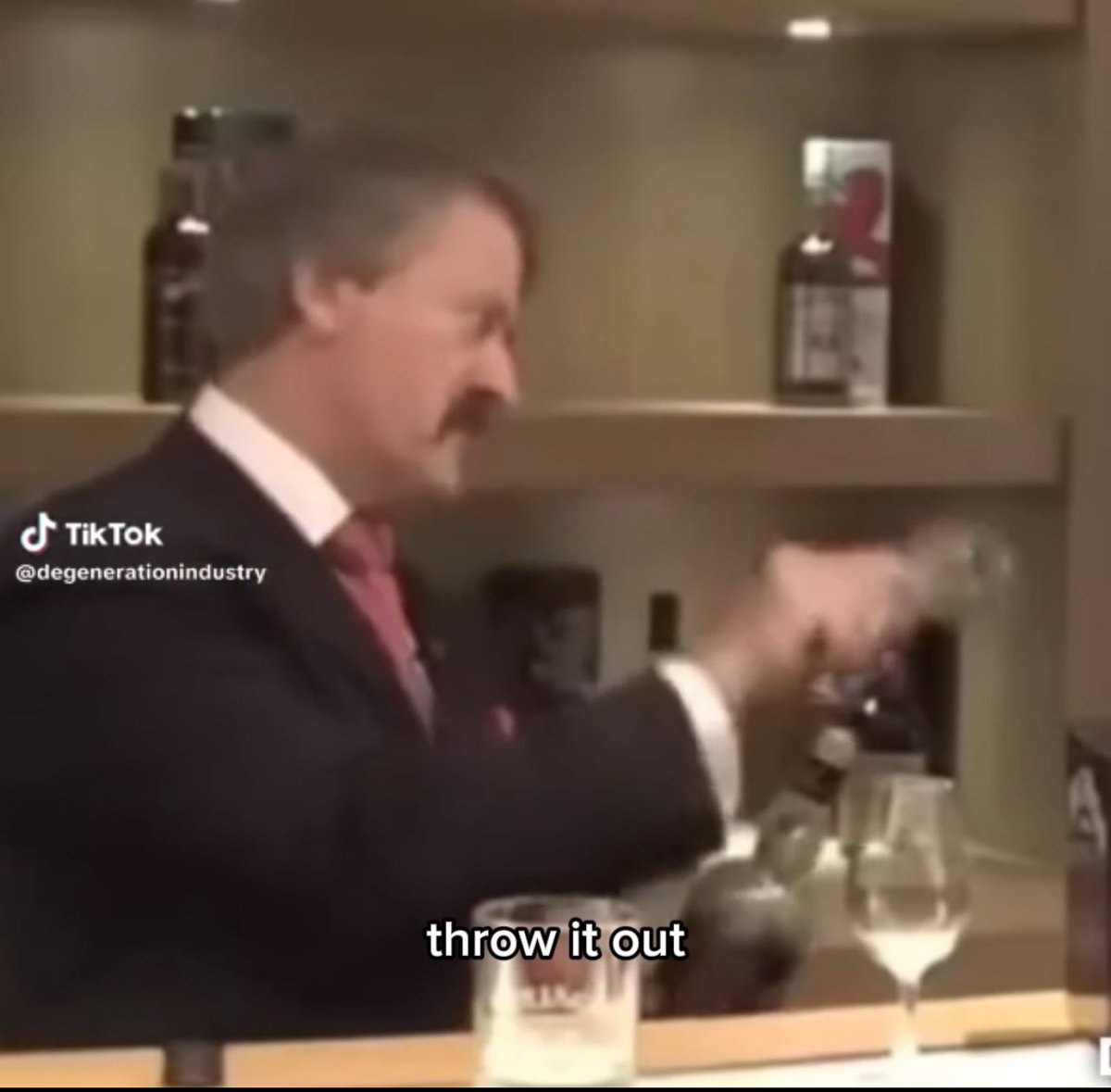 kangaroodaylife's tweet photo. 伝説のブレンダーの動画を観てウィスキーの飲み方を覚えたので今度、👩の家でやってみようと思います🙏✨

・グラスを回して縁まで浸して中身を投げ捨てる
・グラスに鼻を突っ込んで4回嗅ぐ(途中ウィスキーに対しての挨拶と元気？、ありがとうを忘れない)
・グラスを左右に揺らしてウィスキーの全てを楽しむ
・ジャグの水に指を突っ込んで持つ
※字幕付き動画は4枚目
英語がわからなくてもイケメンボイスと雰囲気で笑えます😂笑

お義父さん、お酒飲むの好きだから喜ぶだろうな😃💕