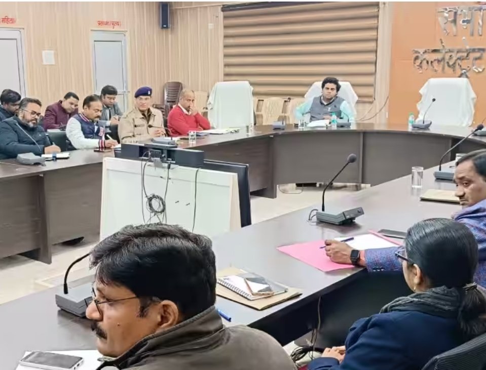 Indian__doctor's tweet photo. BASTI Doctors are going to give MASS #Resignation !
★★★★
In the review meeting of Ayushman Card in Basti district of #UP, #Collector IAS Andre Vamsi &amp; #CDO IAS Jaidev CS lost their temper over the slow process.&amp; insulted the #CMO in which #ACMO Dr AN Trigun was abused. .😢 ⤵️ https://t.co/oT7UTjQOER