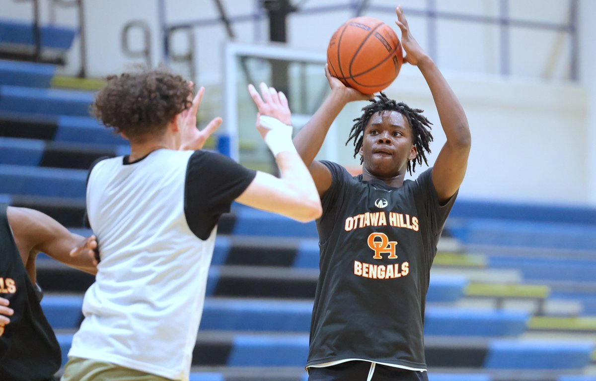 lenny_padilla's tweet image. 51 points !!!???
Ottawa Hills senior Craig Hureskin scored 51 in a 92-59 win over Wayland on Friday night. He drained nine 3-pointers. 
It is the first 50-point game in the Grand Rapids area in at least 25 years. 
Alphonse Sanders added 16 points for the Bengals (3-2).