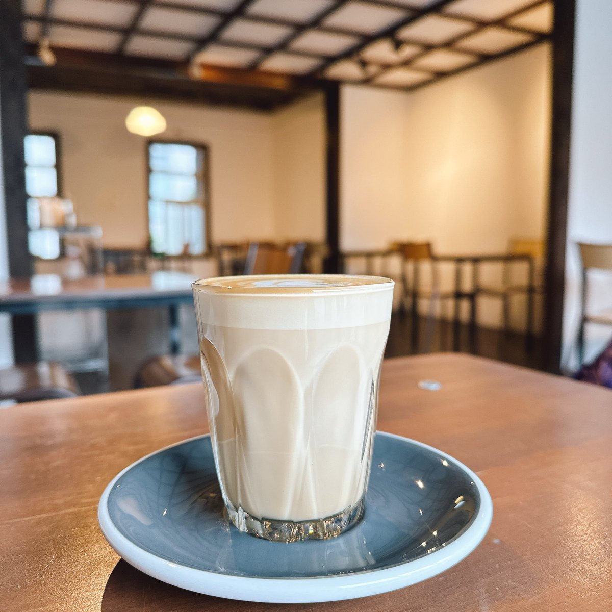alaca88_y's tweet photo. 北浜のEMBANKMENT COFFEEのカフェラテ、美味しさがレベチでした💖大川沿いなので窓から中之島が見えてほっこり(´∀`)#embankmentcoffee #カフェラテ https://t.co/S3mCmY05Zo