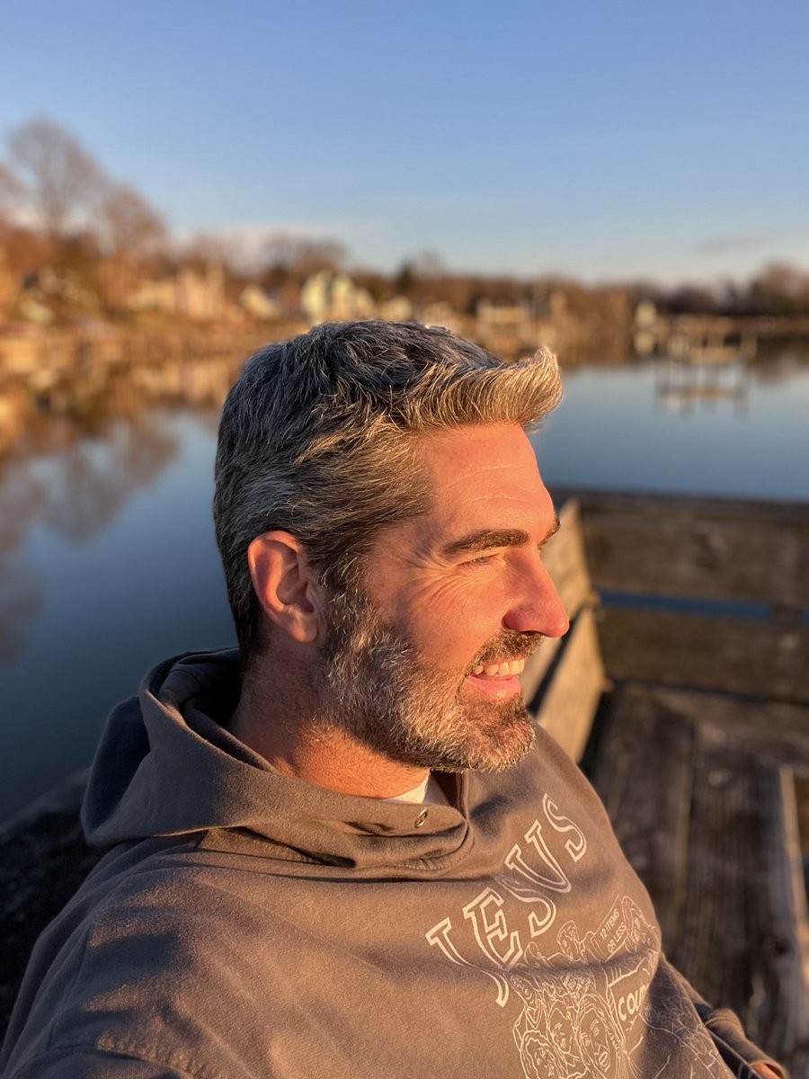 midmerch's tweet photo. Headed out Sunday and it’s gonna rain tomorrow so one last sunset of this stay while looking forward to new horizons this year. Let’s DO this! #sunset #home #holidays #done #timetoheadback #conquer #newhorizons #newchances #everhopeful https://t.co/dzhK5Y8D1C
