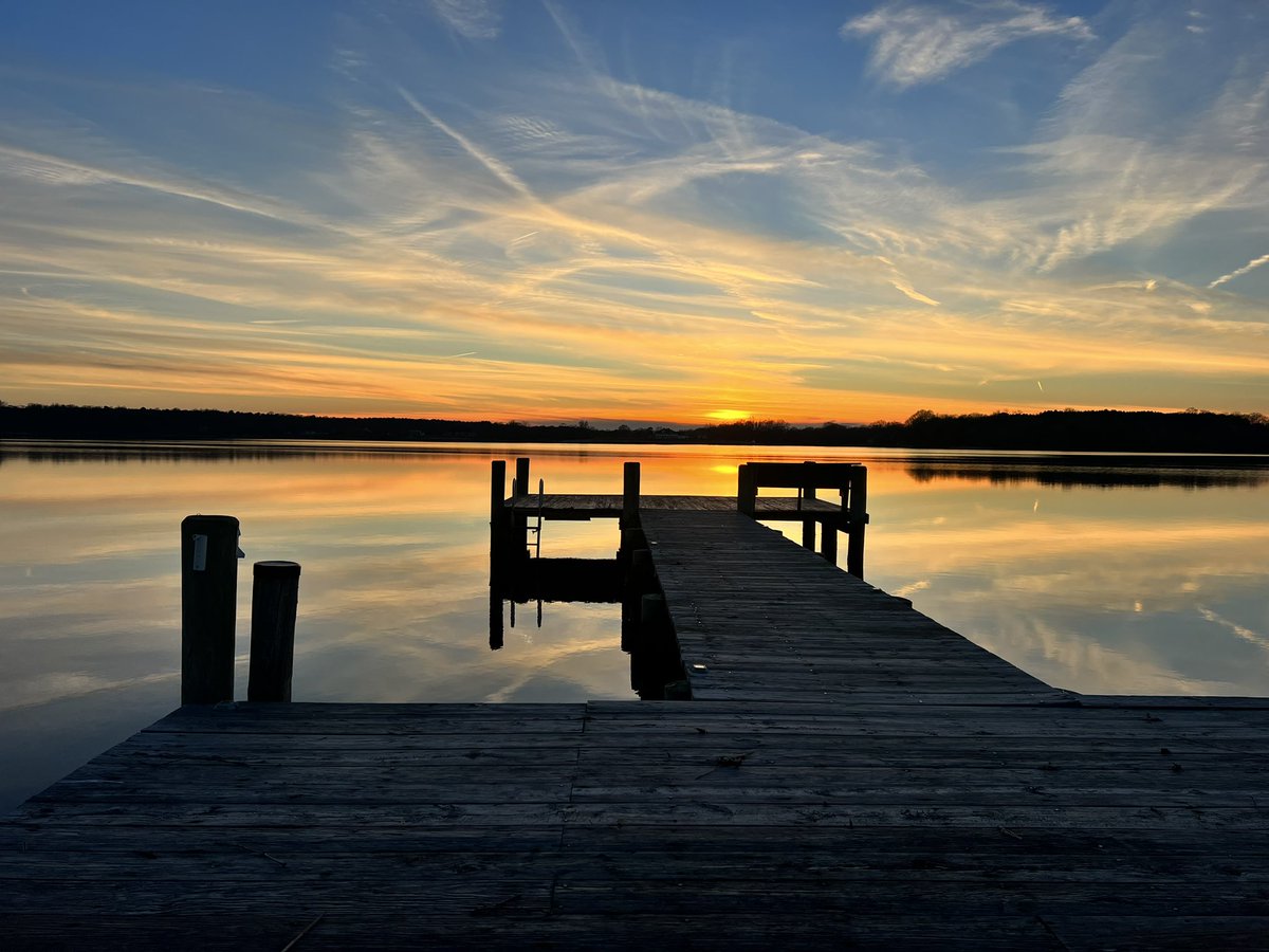midmerch's tweet photo. Headed out Sunday and it’s gonna rain tomorrow so one last sunset of this stay while looking forward to new horizons this year. Let’s DO this! #sunset #home #holidays #done #timetoheadback #conquer #newhorizons #newchances #everhopeful https://t.co/dzhK5Y8D1C