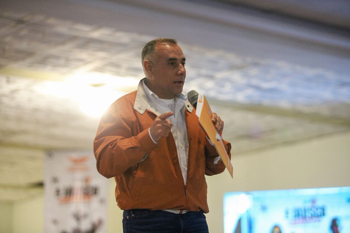 AlbertoEsquerG's tweet photo. Por eso, hoy mi compañera @MirzaFloresG y un servidor arrancamos en Ameca con nuestra consulta rumbo al Senado #AJaliscoSeLeEscucha #FuerteYClaro. Y de #NorteASur, juntos vamos a volver a recorrer todo el estado para escuchar de cerca lo que quieren las familias jaliscienses. https://t.co/oqhiHNHp8T