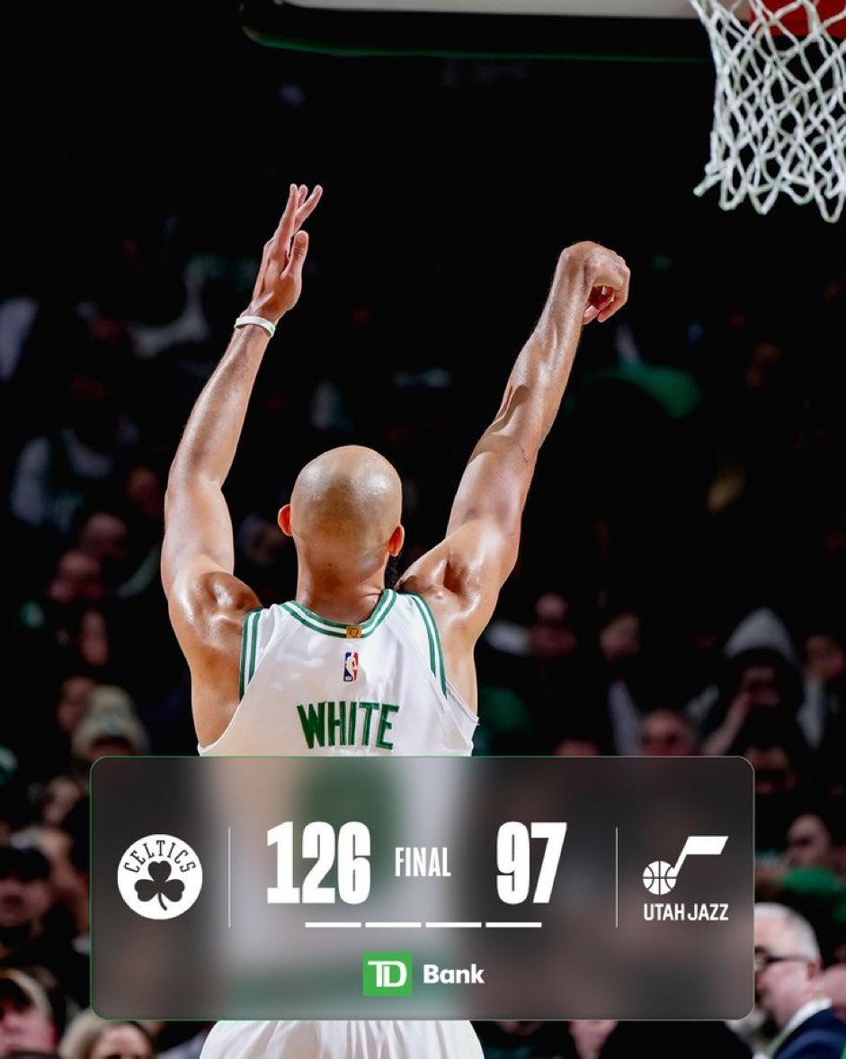 CelticsNationIt's tweet photo. #CelticTalk #RS #Game34
#Celtics @ #Jazz 126-97
Reaction di @MulasMirko
☘️17 vittore casalinghe☘️
☘️ Partenza lampo per gli uomini di Mazzulla che intimidiscono gli avversari con una buona pressione difensiva, portando gli ospiti a sbagliare ogni singola occasione nei primi 3 minuti di gioco (solo 2 punti segnati da parte di Sexton ai liberi). Sul finale del quarto però i ritmi si placano e i padroni di casa iniziano a concedere un po di campo agli ospiti.
☘️ 24-5 è il parziale che Boston rifila a Utah nei primi 5 minuti e mezzo della seconda frazione, sfruttando la spiccata inefficienza dell'attacco avversario.
☘️ La terza frazione vede le squadre in uno strano limbo. Il divario nel punteggio continua ad essere alto , intorno ai 30 punti , ma nessuna delle due squadre sembra voler strafare.
☘️ L'ultima frazione da spazio ai panchinari con 12 minuti di puro garbage time. Da sottolineare la prova di Jayson Tatum che chiude la partita con 30 punti e 9 rimbalzi.