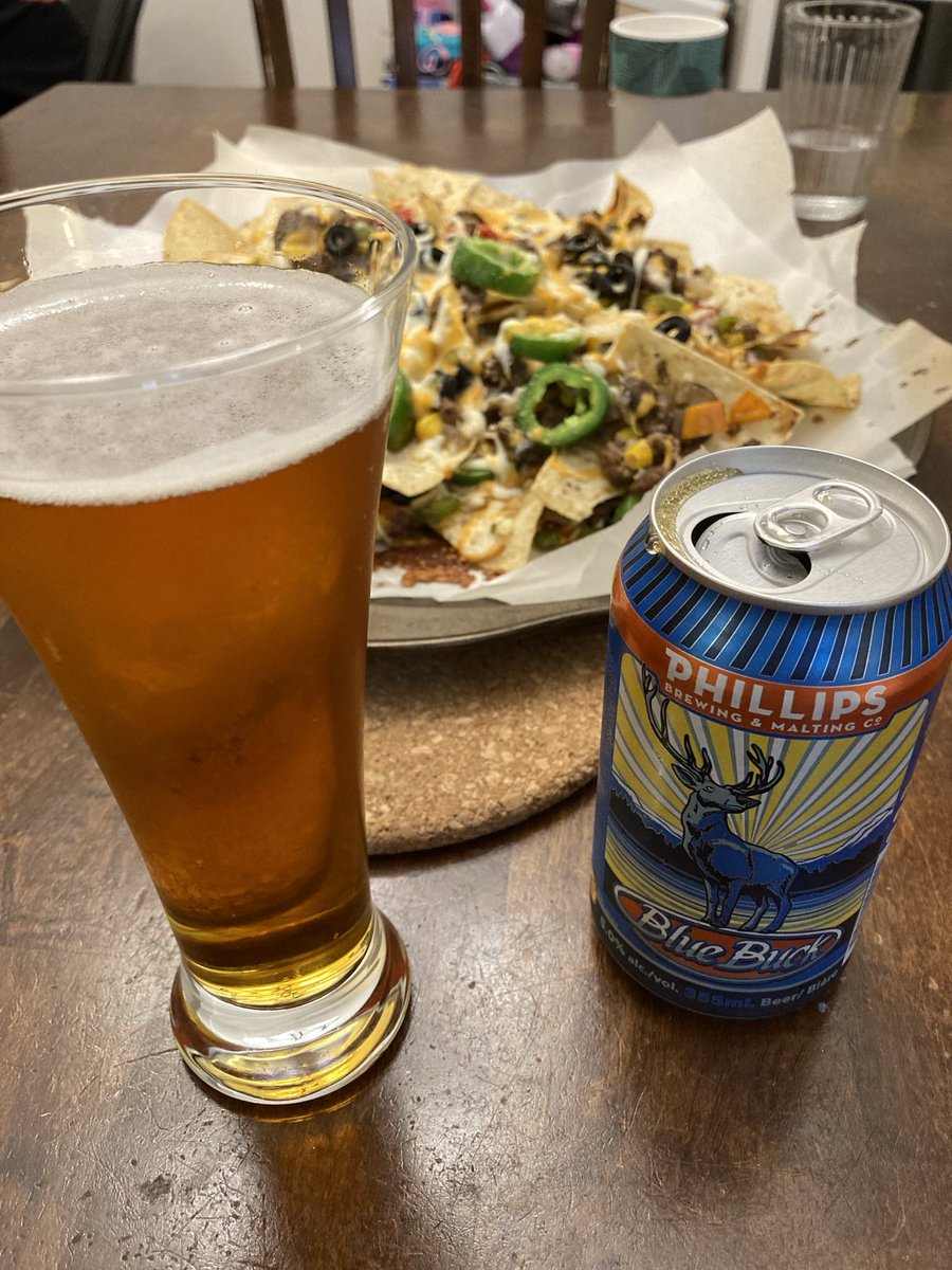 EastVanPhilly1's tweet photo. Sometimes you just have to treat yourself. 🤤🍺
#Nachos #beer #BlueBuck @phillipsbeer https://t.co/zosNUBz4Hn