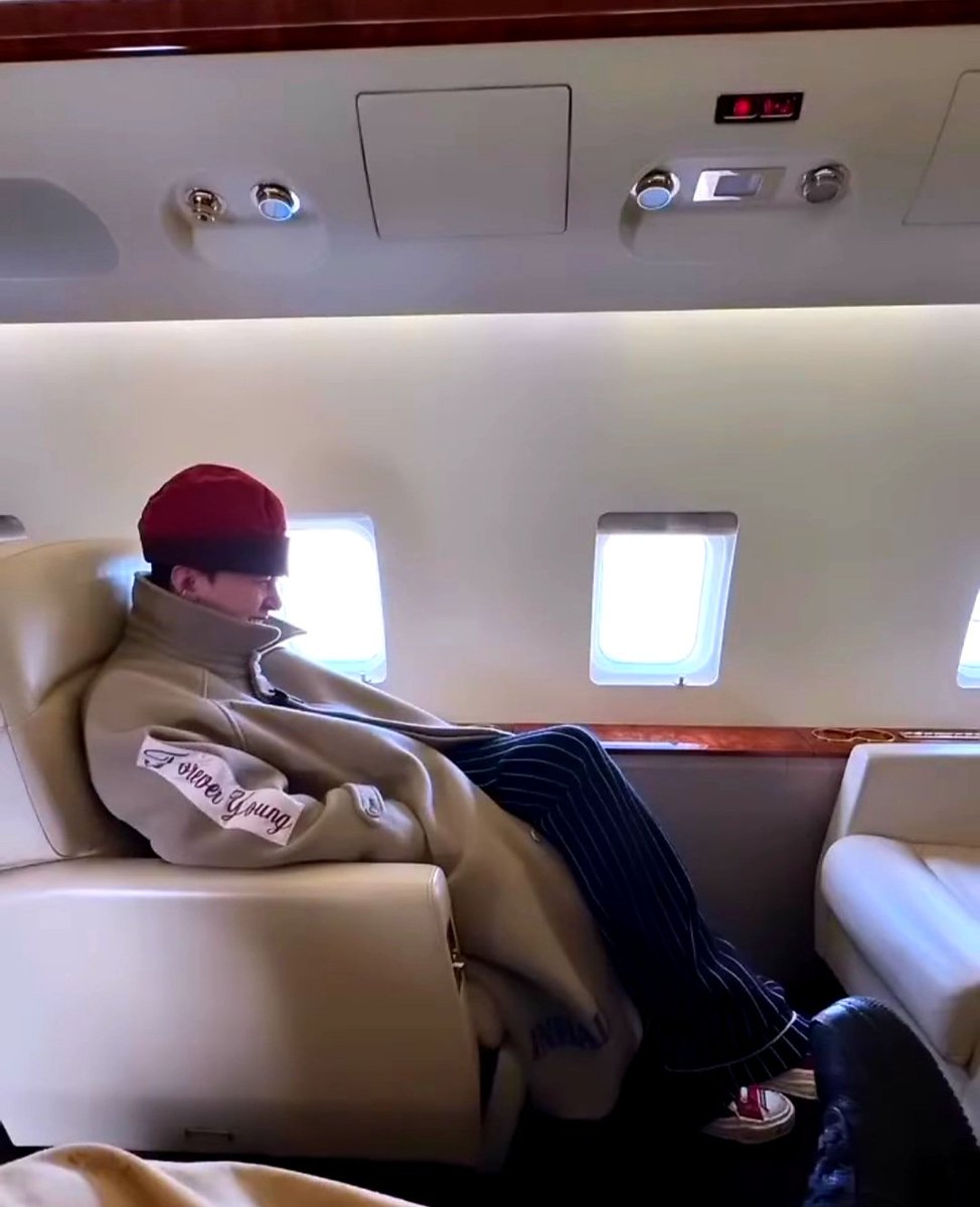 xxxfumi2's tweet photo. Jiyong🐉
LA🇺🇸到着ฅ(›᳐.̫‹᳐)ฅ
機内のJiyong🐉可愛いぃ🤗💗
사랑해^ ̳> < ̳^❤︎
#westandwithGDRAGON
#Guardians_Of_Daisy
#GDRAGON
#Jiyong
#權志龍
#LA到着
#お疲れ様
#お気をつけて
#楽しんできてね
#風邪ひかないでぇ
#사랑해 https://t.co/EZhOymQjdy