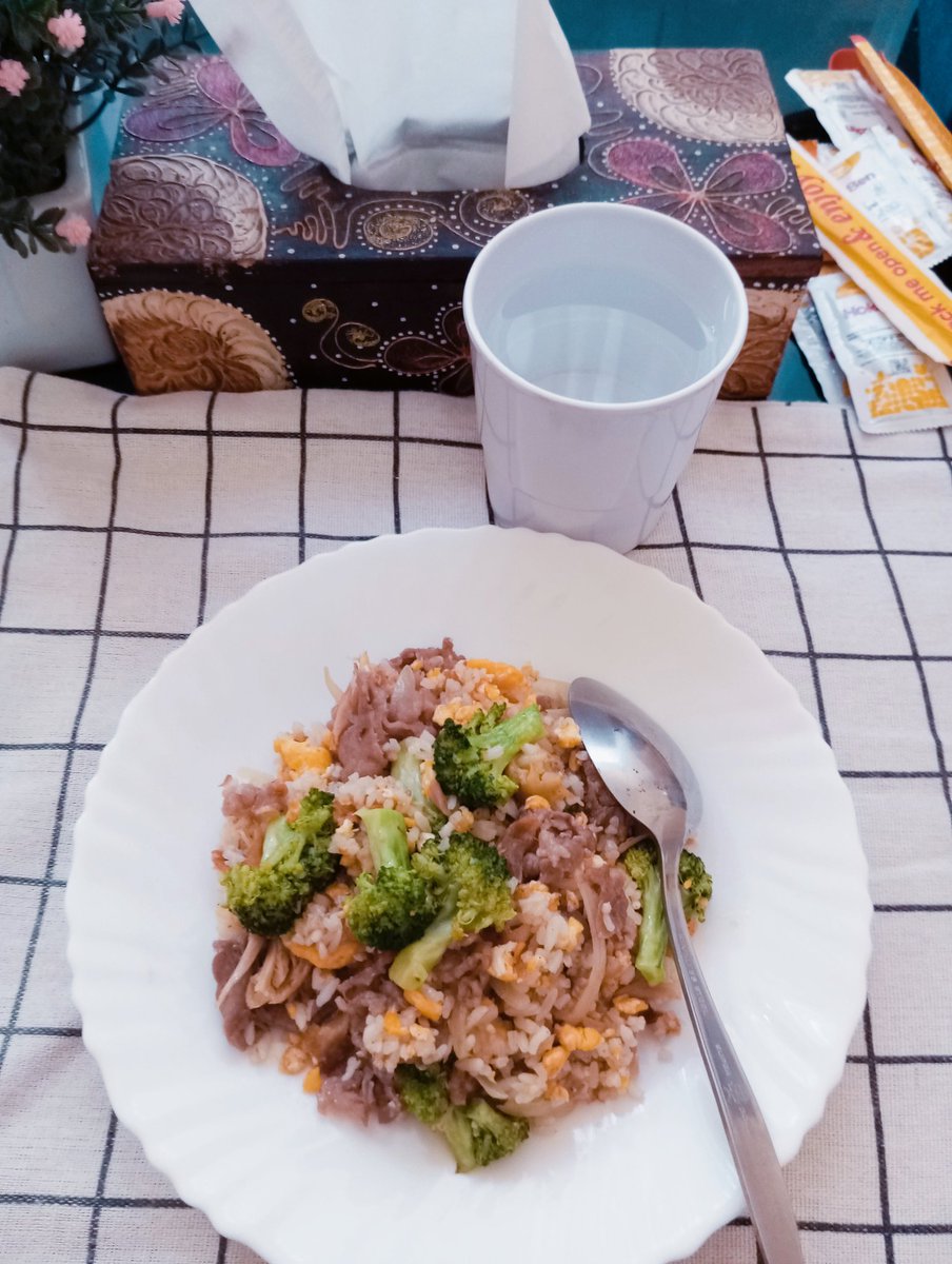 NPingitz's tweet photo. Sadar kesehatan diri adalah kunci hidup sehat
.
Gegara asam lambung naik akhirnya selerapun diabaikan
Mari sarapan kawan π
_____++
#nasgortanpacabe
#campur2
#brokoli #telor #ayam #beef https://t.co/Xmt9pmcPEz