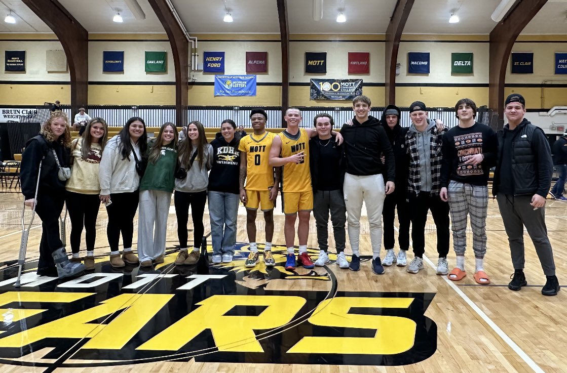 MottBBSSchmidt's tweet photo. Great night for our Davison “Bears” and friends! Love your support! https://t.co/lN9NldH272