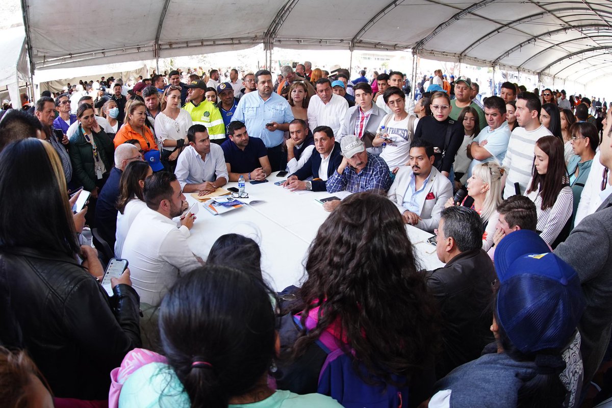 CundinamarcaGob's tweet photo. #CuartaMesa #DiálogosComunitarios 🤝 | Una exitosa jornada de trabajo la que cierra esta noche el gobernador de Cundinamarca, Jorge Emilio Rey Ángel, con los municipios de Sabana Centro: #Chía, #Cota y #Cajicá. 

🧵👇🏻 https://t.co/qykCBuEopr