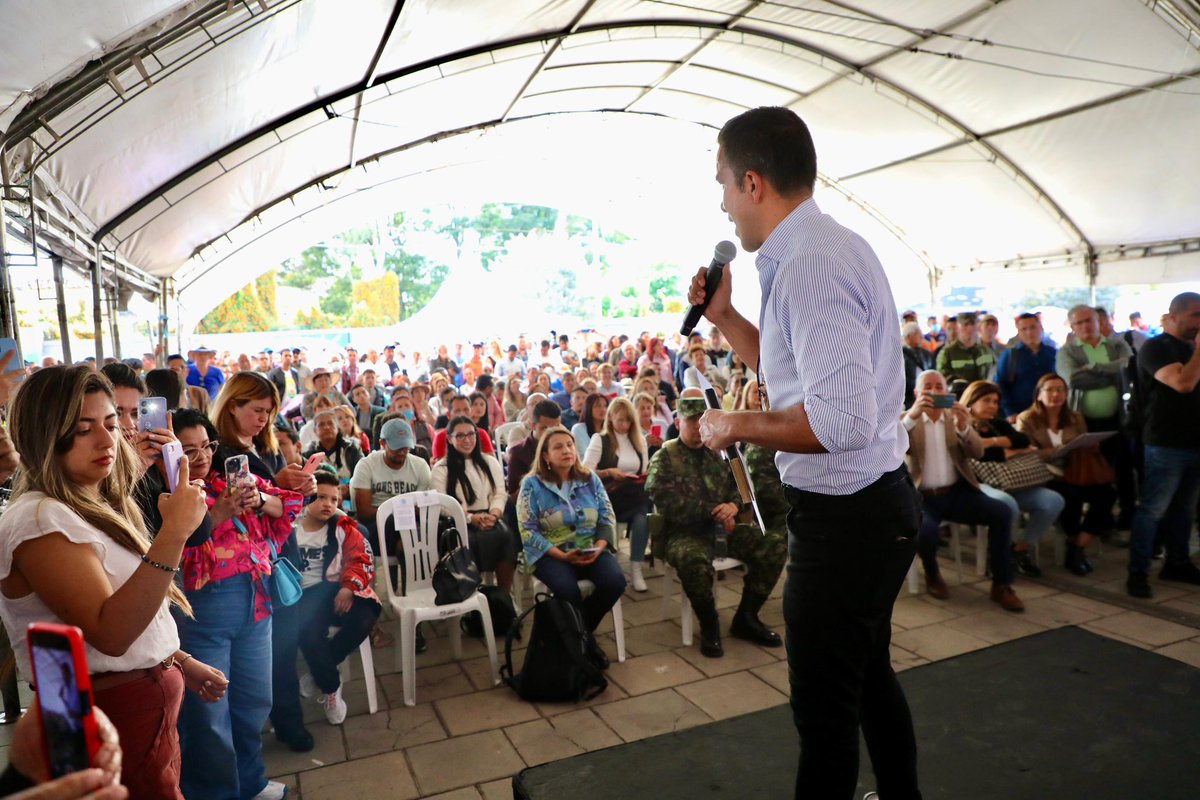 CundinamarcaGob's tweet photo. #CuartaMesa #DiálogosComunitarios 🤝 | Una exitosa jornada de trabajo la que cierra esta noche el gobernador de Cundinamarca, Jorge Emilio Rey Ángel, con los municipios de Sabana Centro: #Chía, #Cota y #Cajicá. 

🧵👇🏻 https://t.co/qykCBuEopr