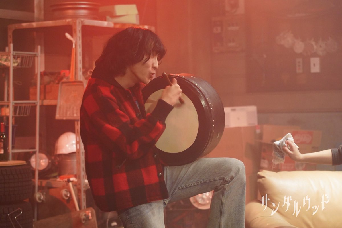 apple_knock's tweet photo. ／
まもなくアーカイブ配信���了💨
＼

工場公演『#サンダルウッド 』の配信は、明後日1月8日まで！

チケット購入→1/8 18:00
映像視聴→1/8 20:00

この三連休に是非ご覧ください📼

🎫チケット購入はこちら→ https://t.co/aB98LlyqvV https://t.co/gKVV3MBKeS