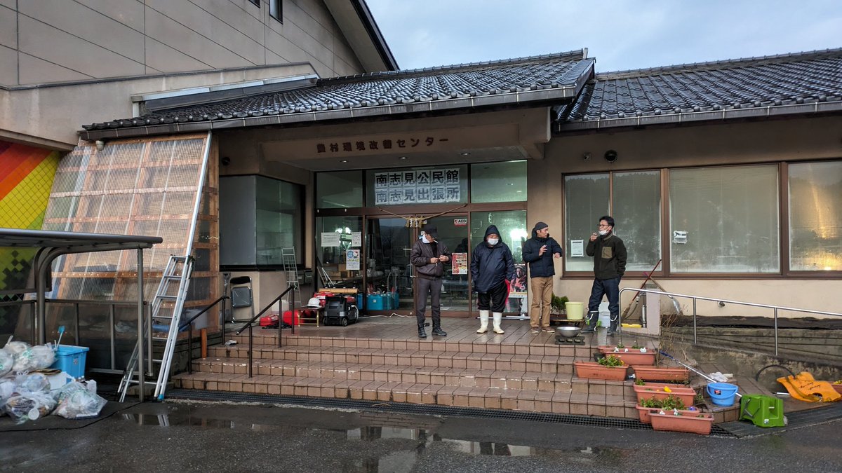 thetrueMotoking's tweet photo. パート１

輪島市南志見公民館にて班長（名舟の方）や担当の方に確認したところ小学校と公民館を合わせ、介護が必要な高齢者を含め３３１人（１月４日時点）避難している。この地域の住民が全て避難しているわけではないため、把握しきれていない住民もいる。#輪島市　#南志見　#令和6年能登半島地震 https://t.co/i97ZY1iFJt