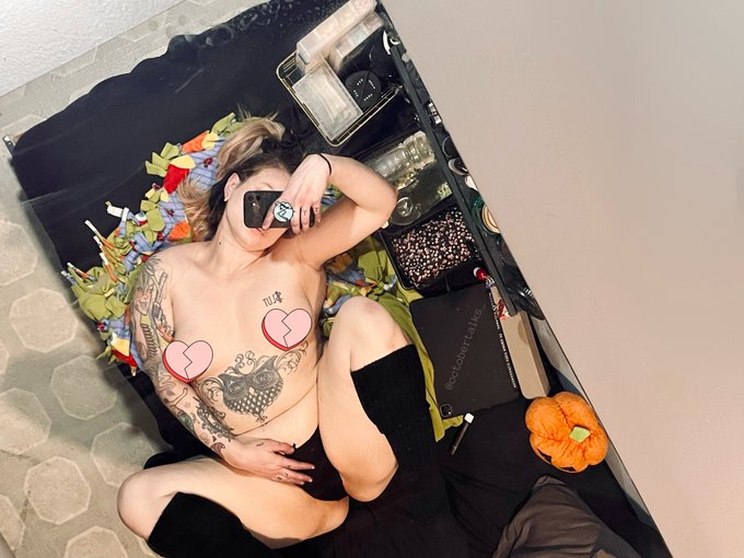 It&rsquo;s been a minute, but I just thought y&rsquo;all should know that I put a mirror on the ceiling of my bedroom<a href="/tag/disabledpeoplearehot"class="tags"><span>#disabledpeoplearehot</span></a><a href="/tag/disabilityvisibility"class="tags"><span>#disabilityvisibility</span></a>